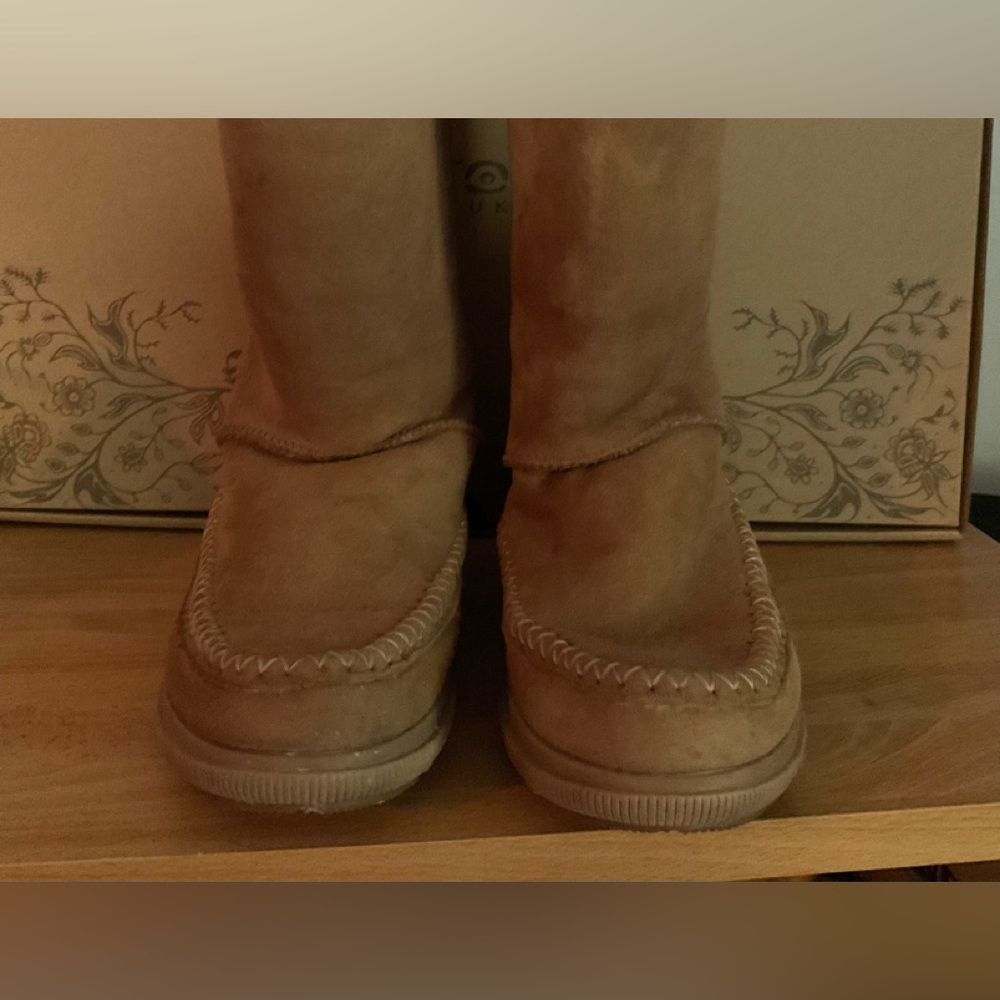 Manitobah women’s winter Reflections boots. Size 8